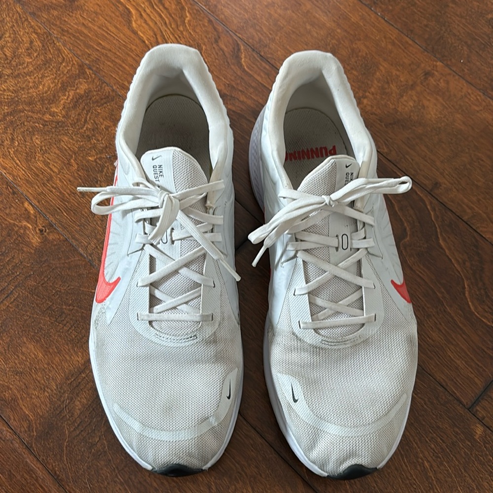 Men’s Nike Quest Sneakers Size 12